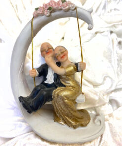 Goldhochzeit Dekofigur "Brautpaar auf Schaukel" mit Glitzer