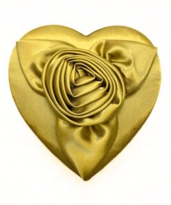 Herzdose in goldfarbenen Textil