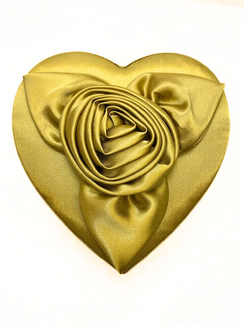 Herzdose in goldfarbenen Textil