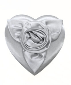 Herzdose in silberfarbenem Textil überzogen