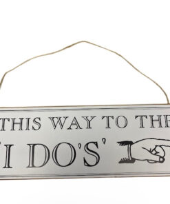 Holzschild "THIS WAY TO THE  I DO'S'", weiß
