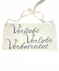 Holzschild "Verliebt Verlobt Verheiratet"
