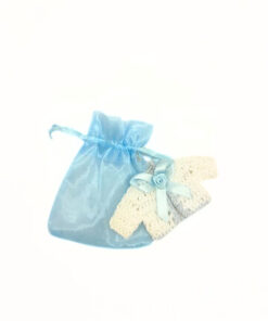 Organza-Säckchen mit Babyjacke auf Bügel, hellblau