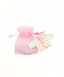 Organza-Säckchen mit Babyjacke auf Bügel, rosa
