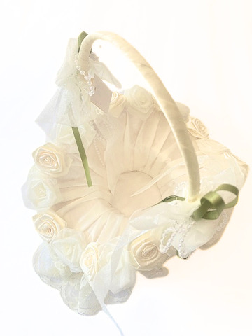 Körbchen für Blumenkind, aufwendig mit Rosen, creme/weiß – Bild 2