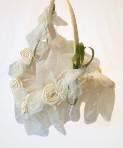 Körbchen für Blumenkind, aufwendig mit Rosen , creme/weiß