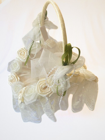 Körbchen für Blumenkind, aufwendig mit Rosen, creme/weiß