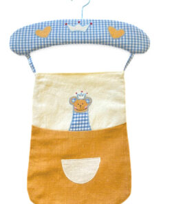 Kleiderbügel mit anhängendem Säckchen beige/blau