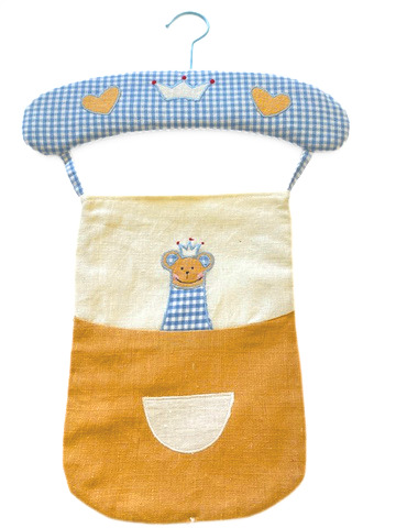 Kleiderbügel mit anhängendem Säckchen beige/blau