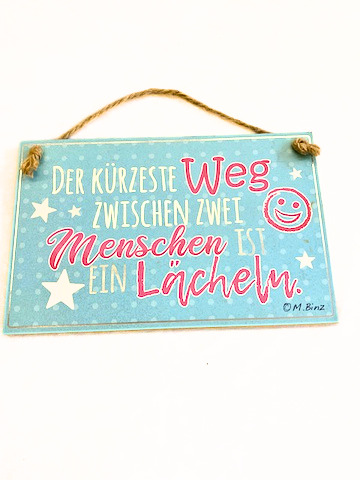 Deko Holzschild "Der kürzeste Weg zwischen zwei Menschen ist ein Lächeln" hellblau